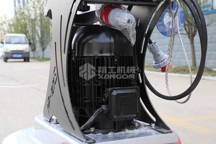 拋光機(jī)是為了讓地面表面有光澤，需要先研磨后才可以拋光。拋光分為粗拋和精拋，這時候可以使用拋光機(jī)，配合拋光墊，提高地面的光澤度。高速地坪拋光機(jī)讓你輕松完成地坪拋光工作，提高地坪亮度。