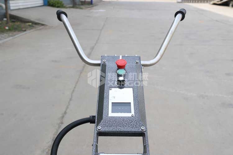 拋光機(jī)是為了讓地面表面有光澤,需要先研磨后才可以拋光。拋光分為粗拋和精拋,這時候可以使用拋光機(jī),配合拋光墊,提高地面的光澤度。高速地坪拋光機(jī)讓你輕松完成地坪拋光工作,提高地坪亮度。