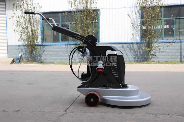 拋光機(jī)是為了讓地面表面有光澤,需要先研磨后才可以拋光。拋光分為粗拋和精拋,這時候可以使用拋光機(jī),配合拋光墊,提高地面的光澤度。高速地坪拋光機(jī)讓你輕松完成地坪拋光工作,提高地坪亮度。