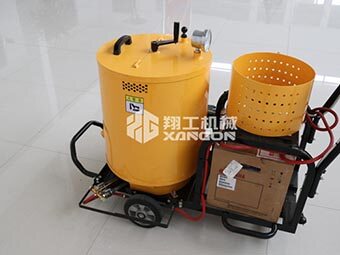瀝青灌縫機廠家迎合路面養(yǎng)護需求，適應(yīng)市場變化