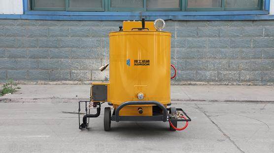 瀝青灌縫機整機配備發電機組，可以提供充足動力